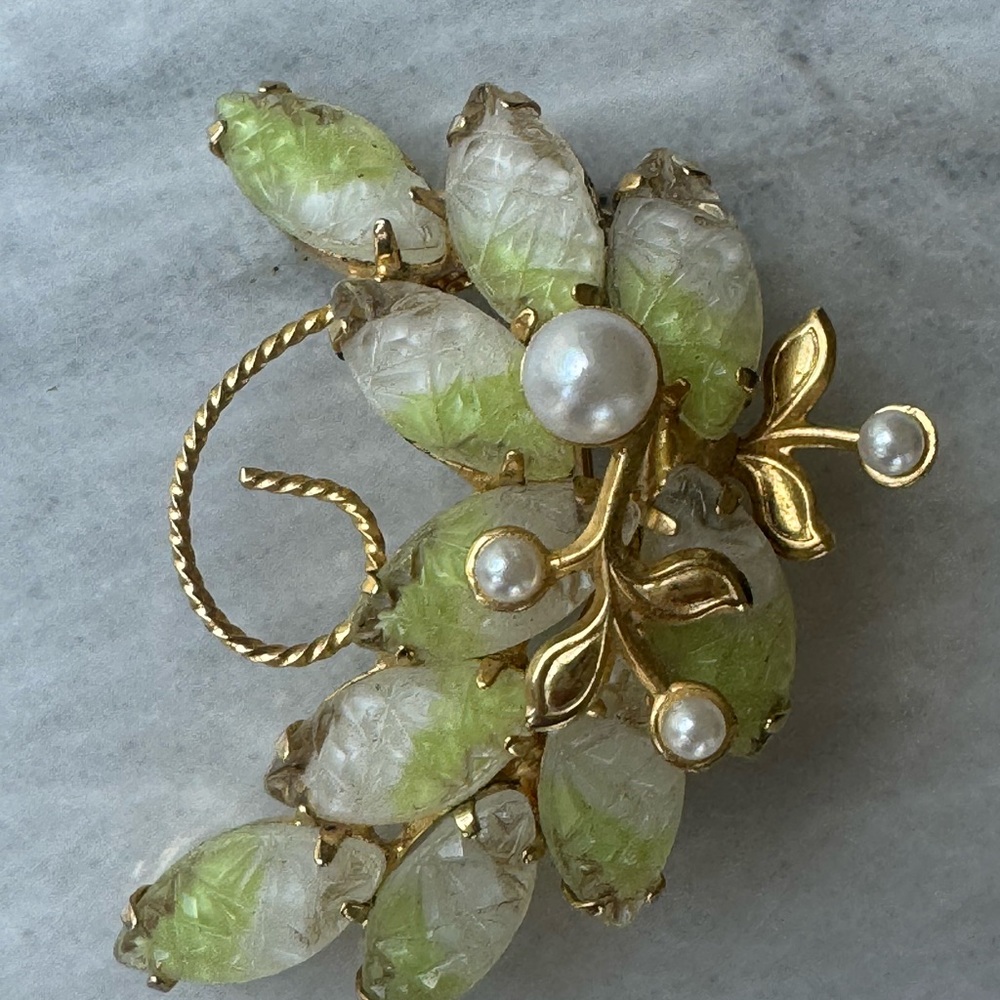 Vintage Lucite Green White Gold Tone Carved Brooch w Pearls Jewelry Floral